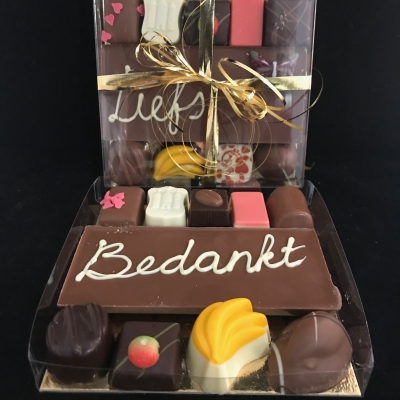 Reep "bedankt" met bonbons in transparant doosje Reep "bedankt" met bonbons in transparant doosje