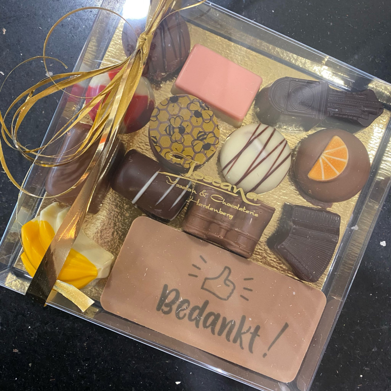 Reep "bedankt" met bonbons in transparant doosje