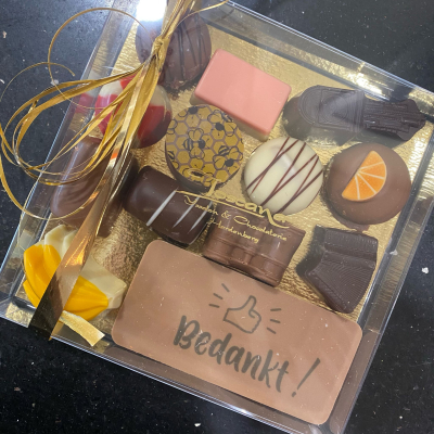 Reep "bedankt" met bonbons in transparant doosje