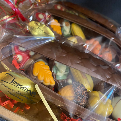 Dennenappel gevuld met herfstchocolade Dennenappel gevuld met herfstchocolade