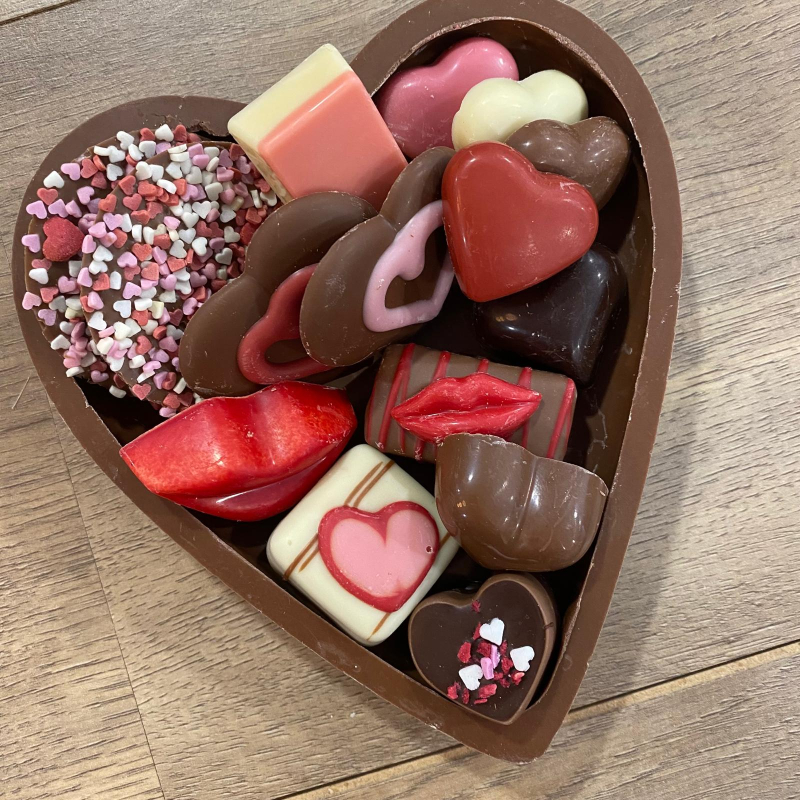 Hart van chocolade gevuld met bonbons