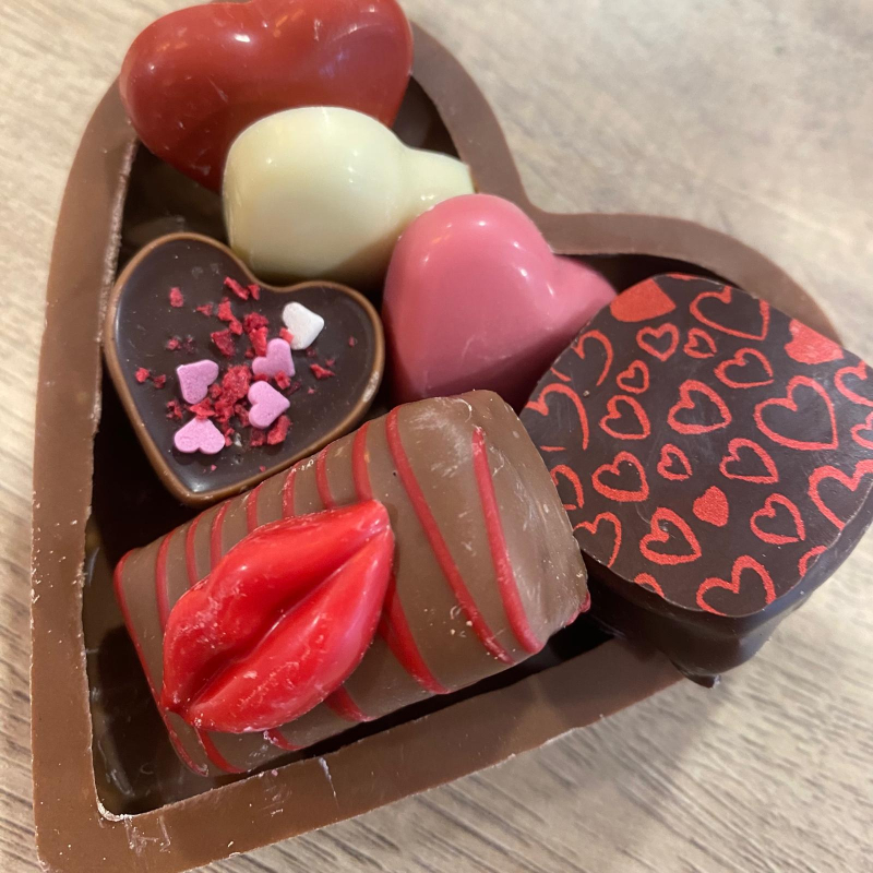 Hart klein gevuld met bonbons.