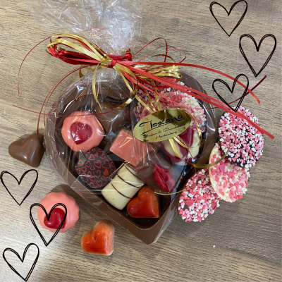 Hart van chocolade gevuld met bonbons