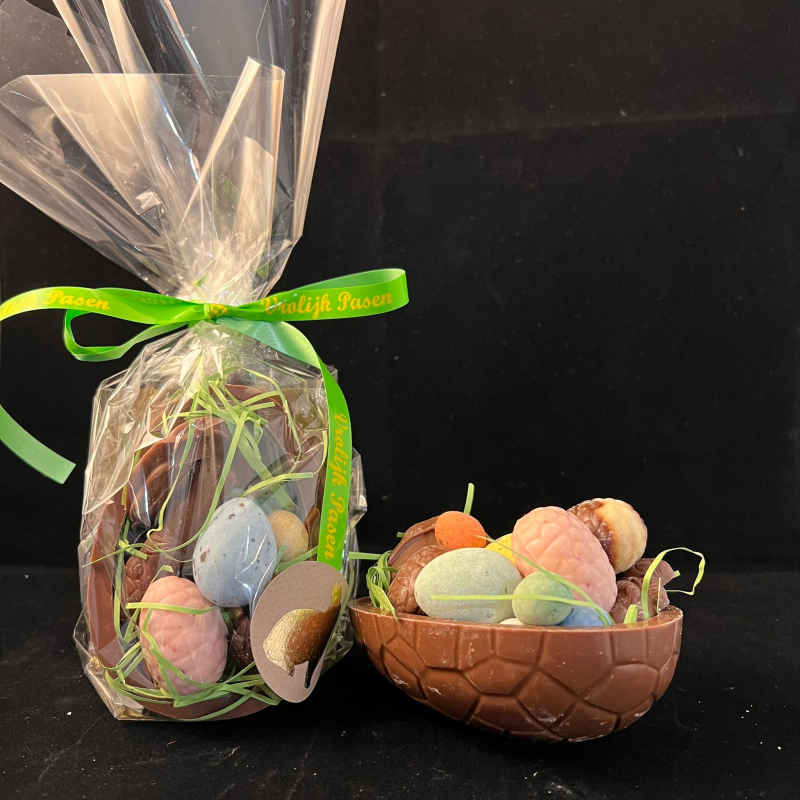 Eischaal (10cm) gevuld met paaschocolade