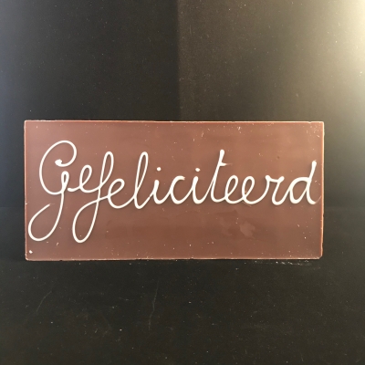 Chocoladereep met tekst "gefeliciteerd"