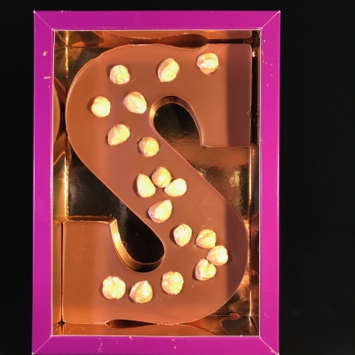 Chocoladeletter met hazelnoot letter S