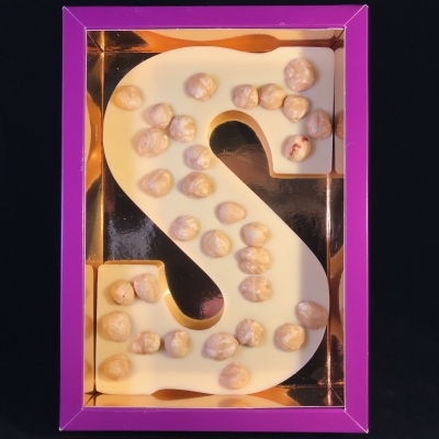 Chocoladeletter met hazelnoot WIT letter S