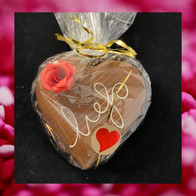 Chocoladehart met liefs en een roosje.